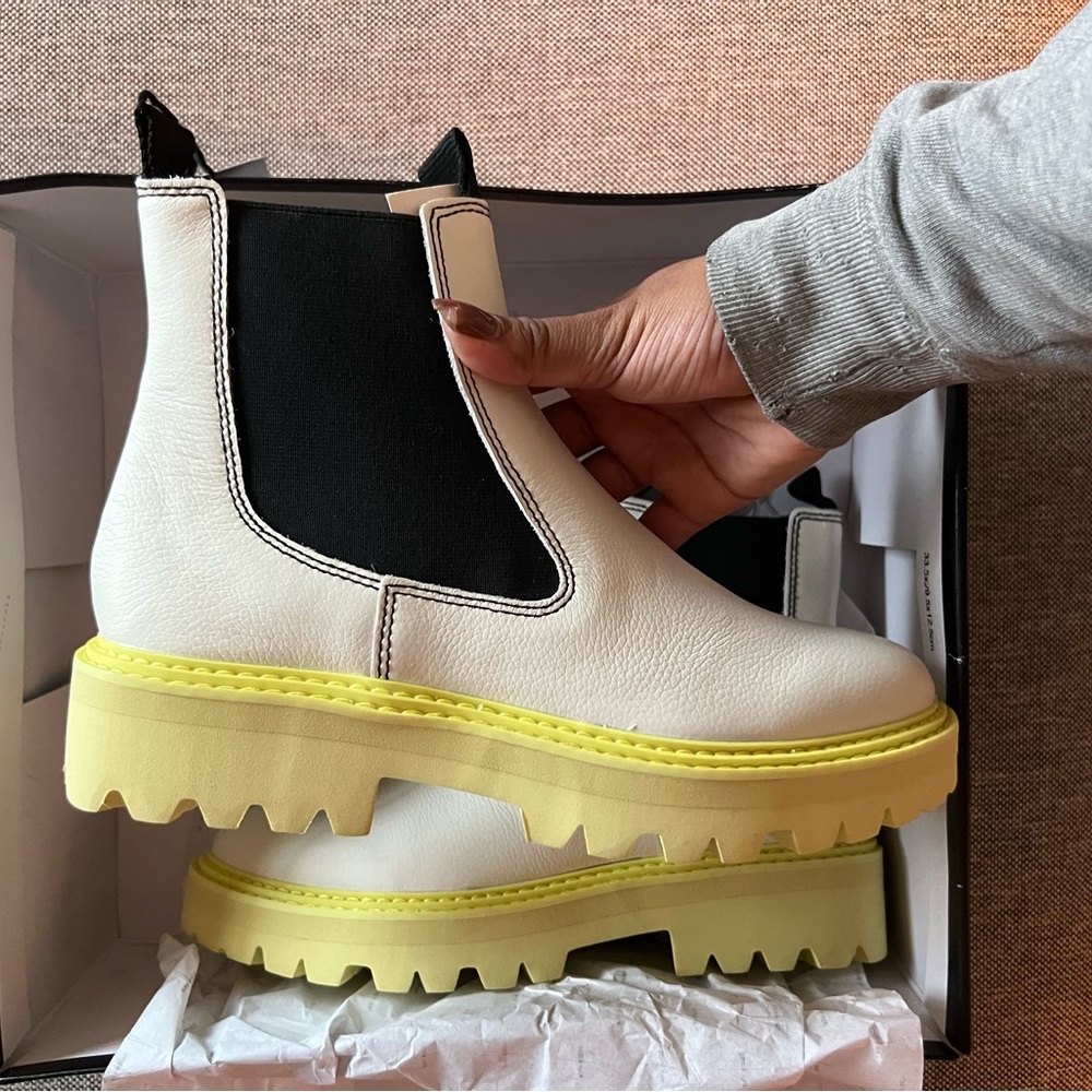 Dolce vita rain boots - size 8 UNWORN!